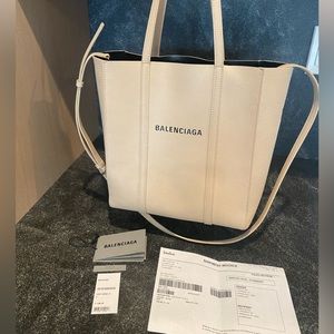 BALENCIAGA EVERYDAY TOTE.Excellent condition, worn a few times.Detachable strap